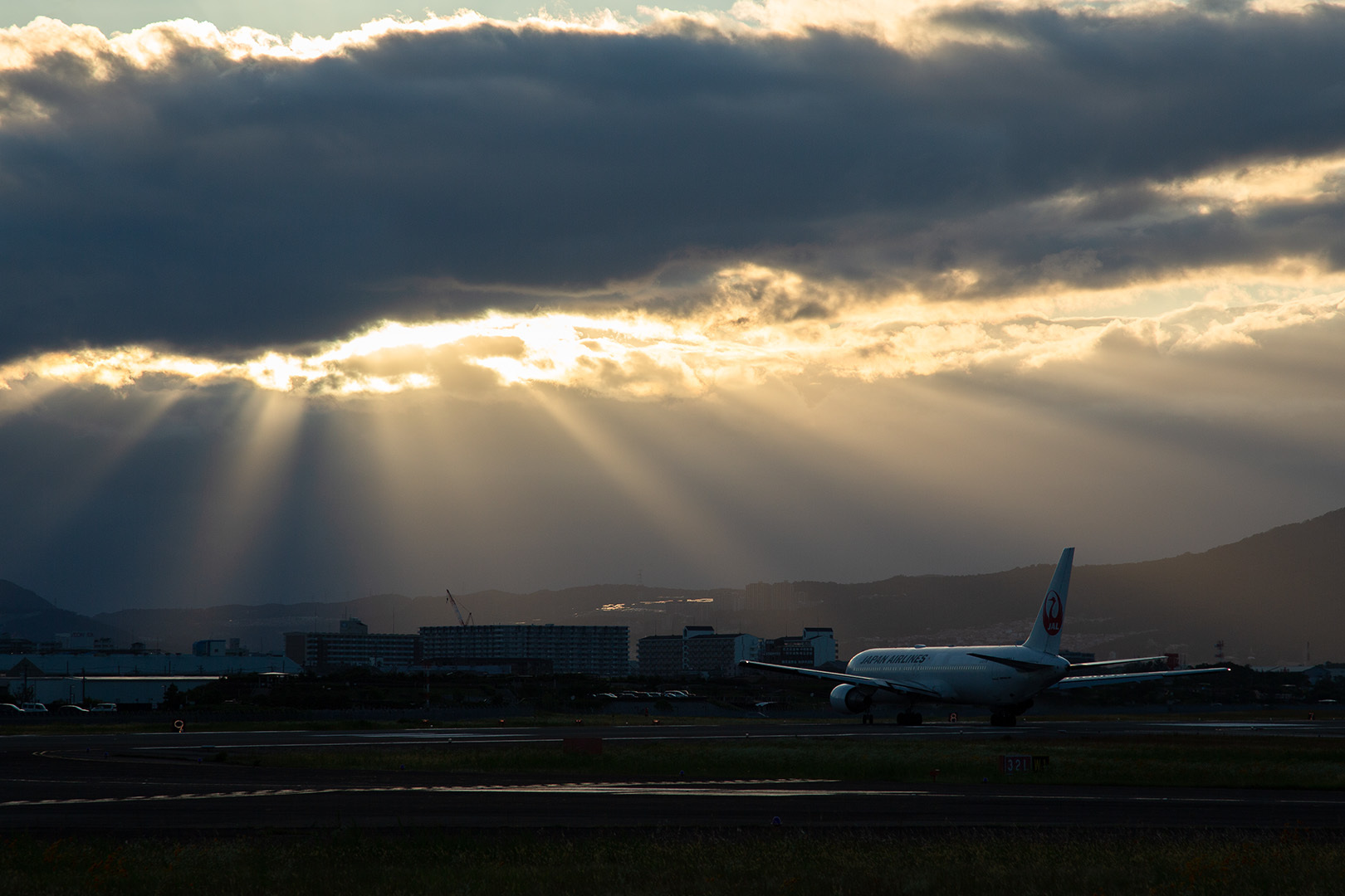 飛行機 光芒 （伊丹空港　千里川）_a0003166_00383574.jpg