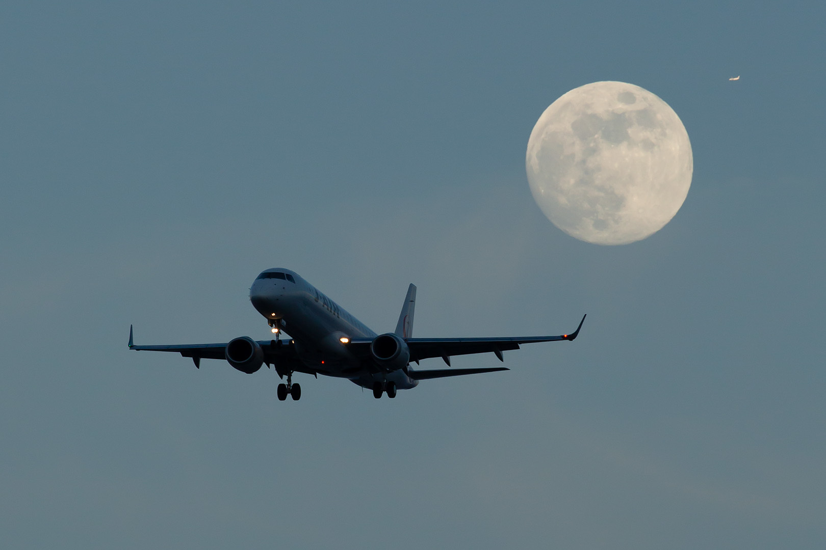 飛行機 月（伊丹空港 千里川）_a0003166_00402183.jpg