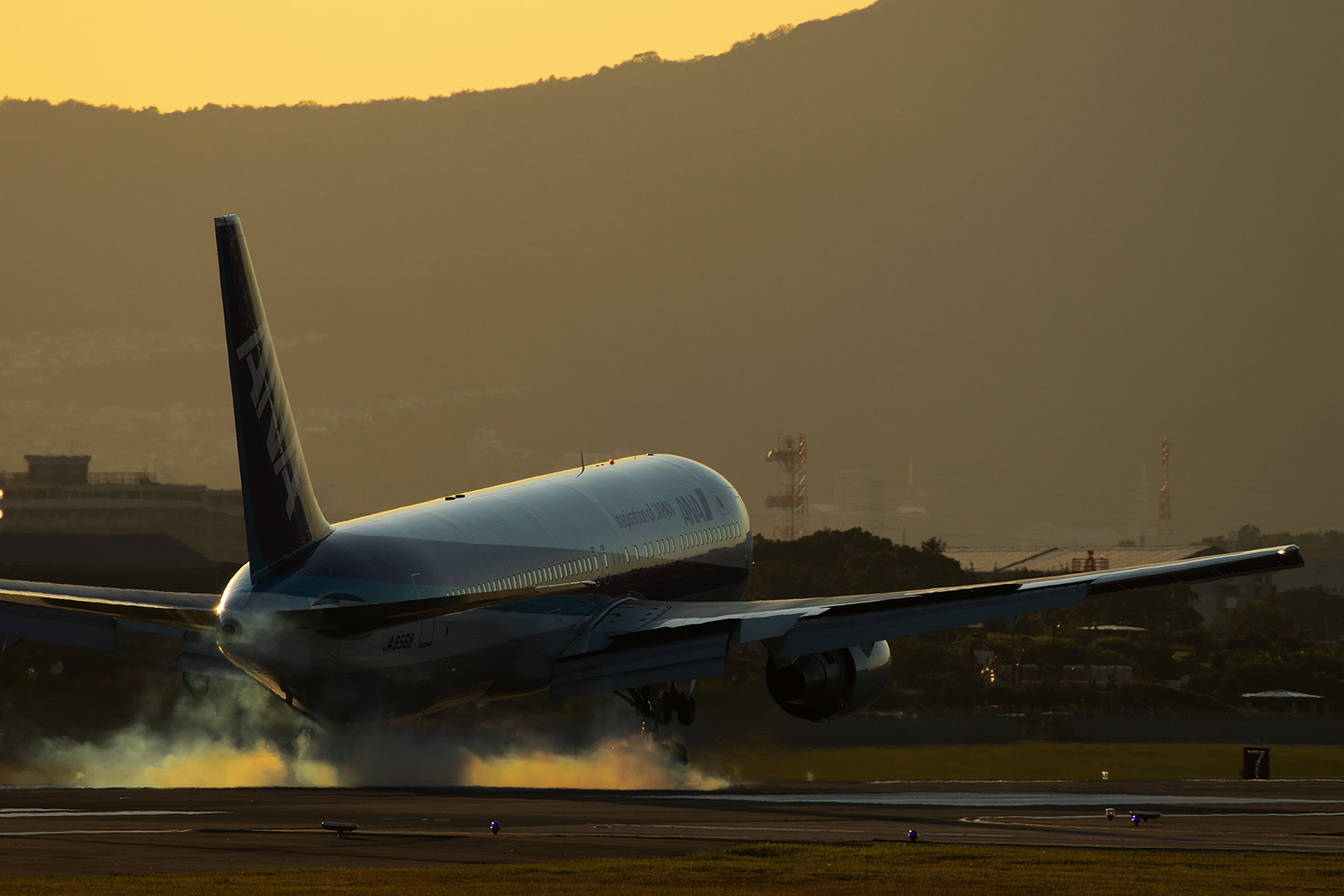 飛行機 夕焼け（伊丹空港 千里川）_a0003166_00444096.jpg
