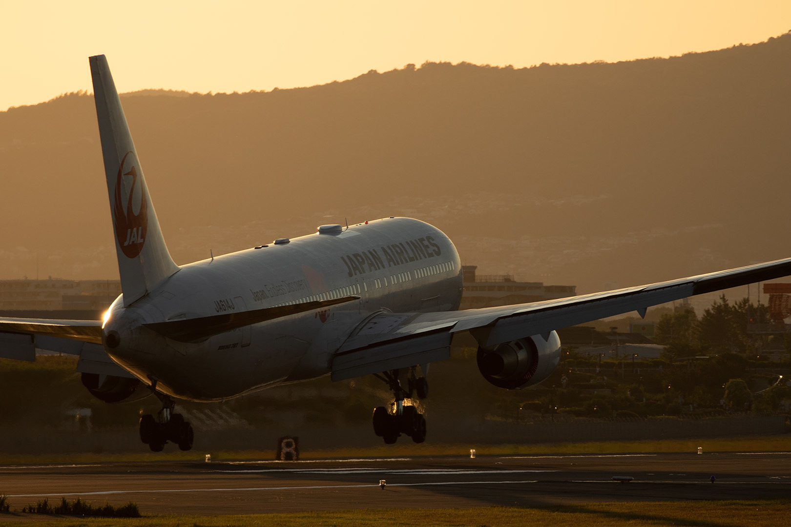 飛行機 夕焼け（伊丹空港 千里川）_a0003166_00444298.jpg