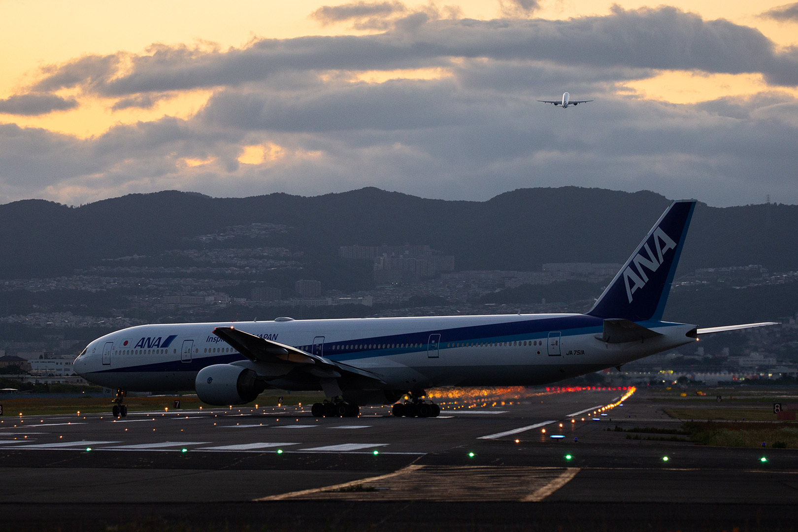 飛行機 夕焼け（伊丹空港、千里川）_a0003166_00453465.jpg