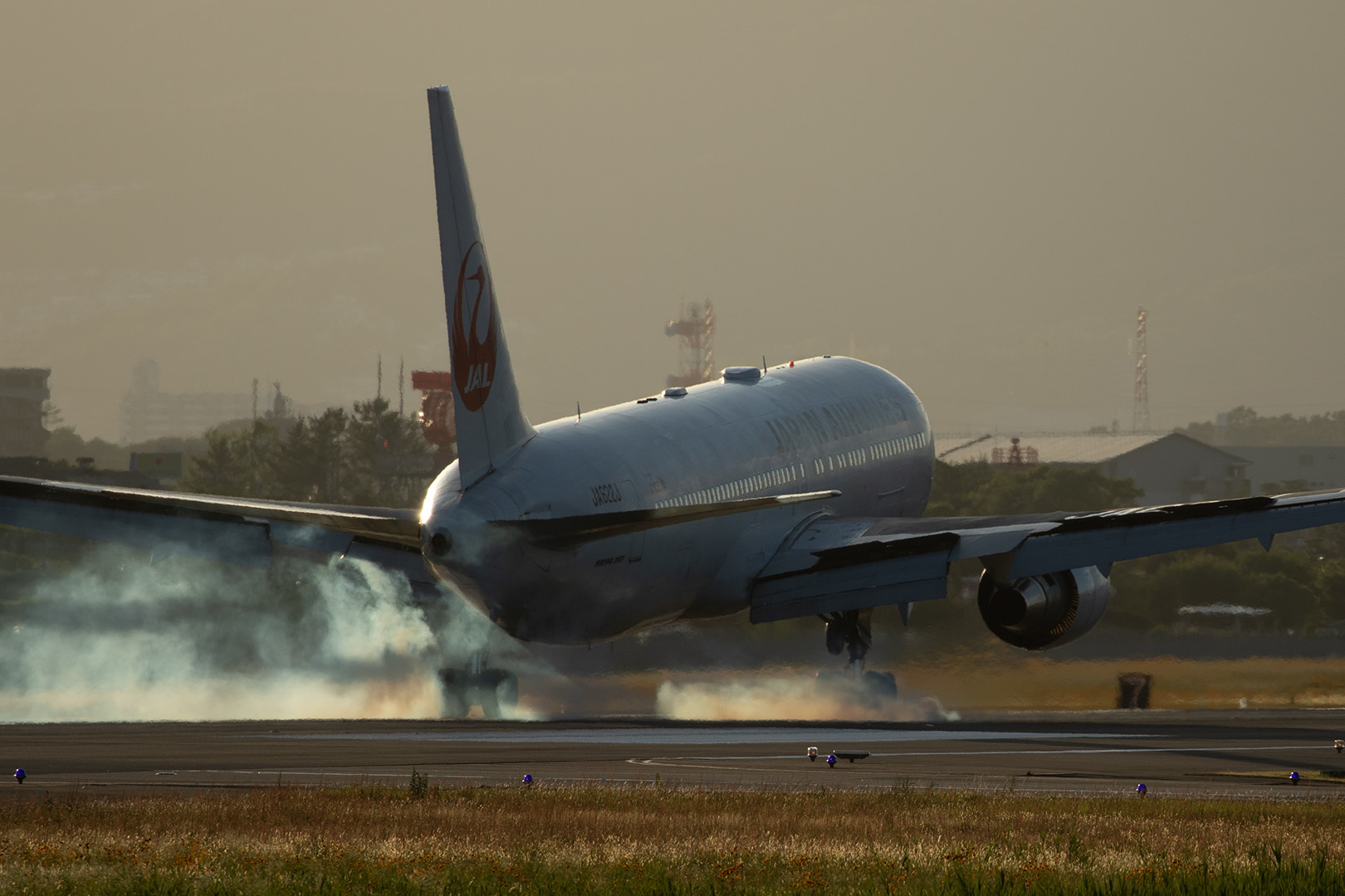 飛行機 夕焼け（伊丹空港、千里川）_a0003166_00453483.jpg