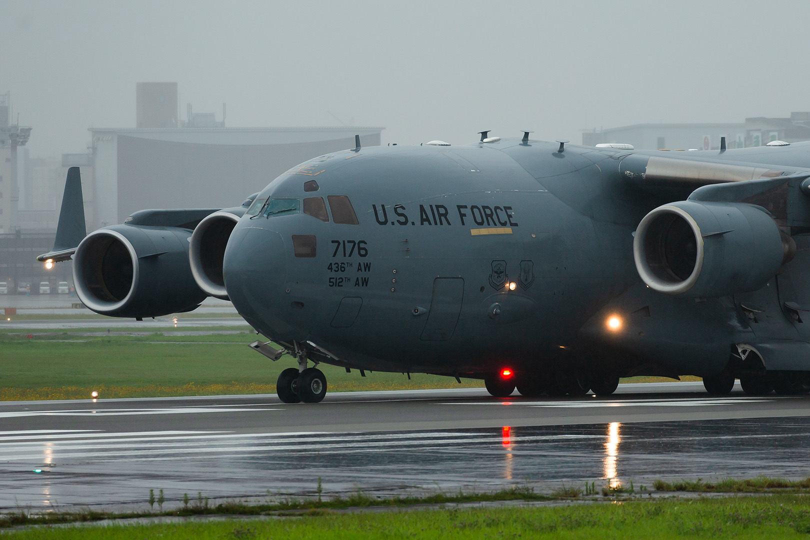 アメリカ空軍 C-17 グローブマスターIII （伊丹空港 千里川土手）_a0003166_01005683.jpg