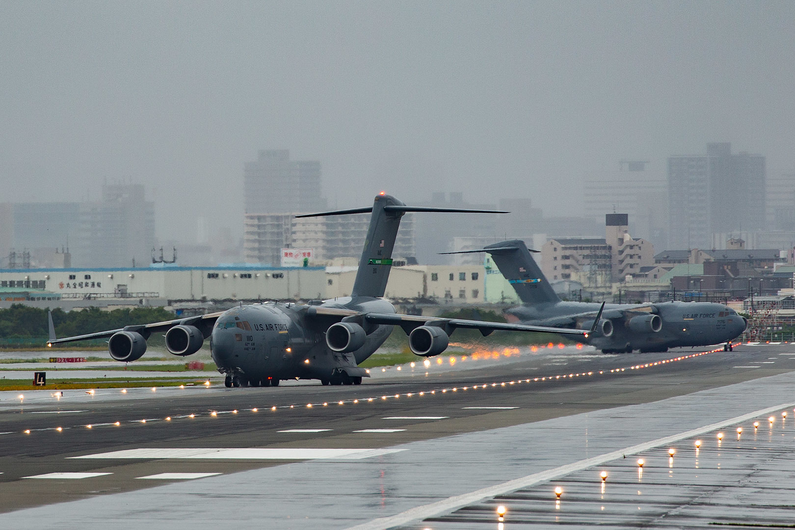 アメリカ空軍 C-17 グローブマスターIII （伊丹空港 千里川土手）_a0003166_01005703.jpg
