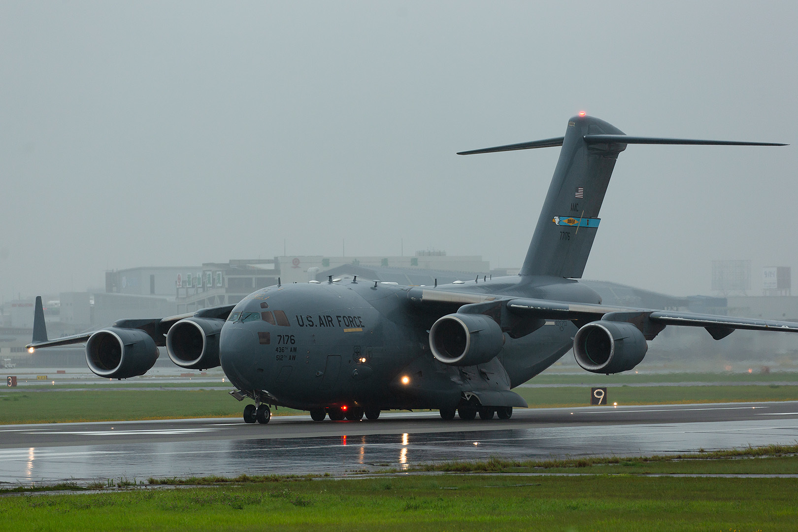アメリカ空軍 C-17 グローブマスターIII （伊丹空港 千里川土手）_a0003166_01005815.jpg