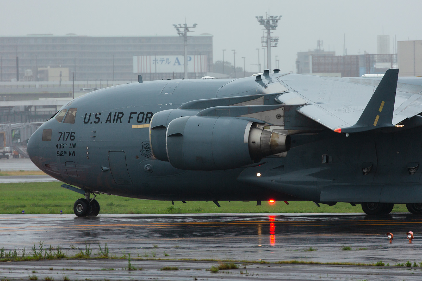 アメリカ空軍 C-17 グローブマスターIII （伊丹空港 千里川土手）_a0003166_01005823.jpg
