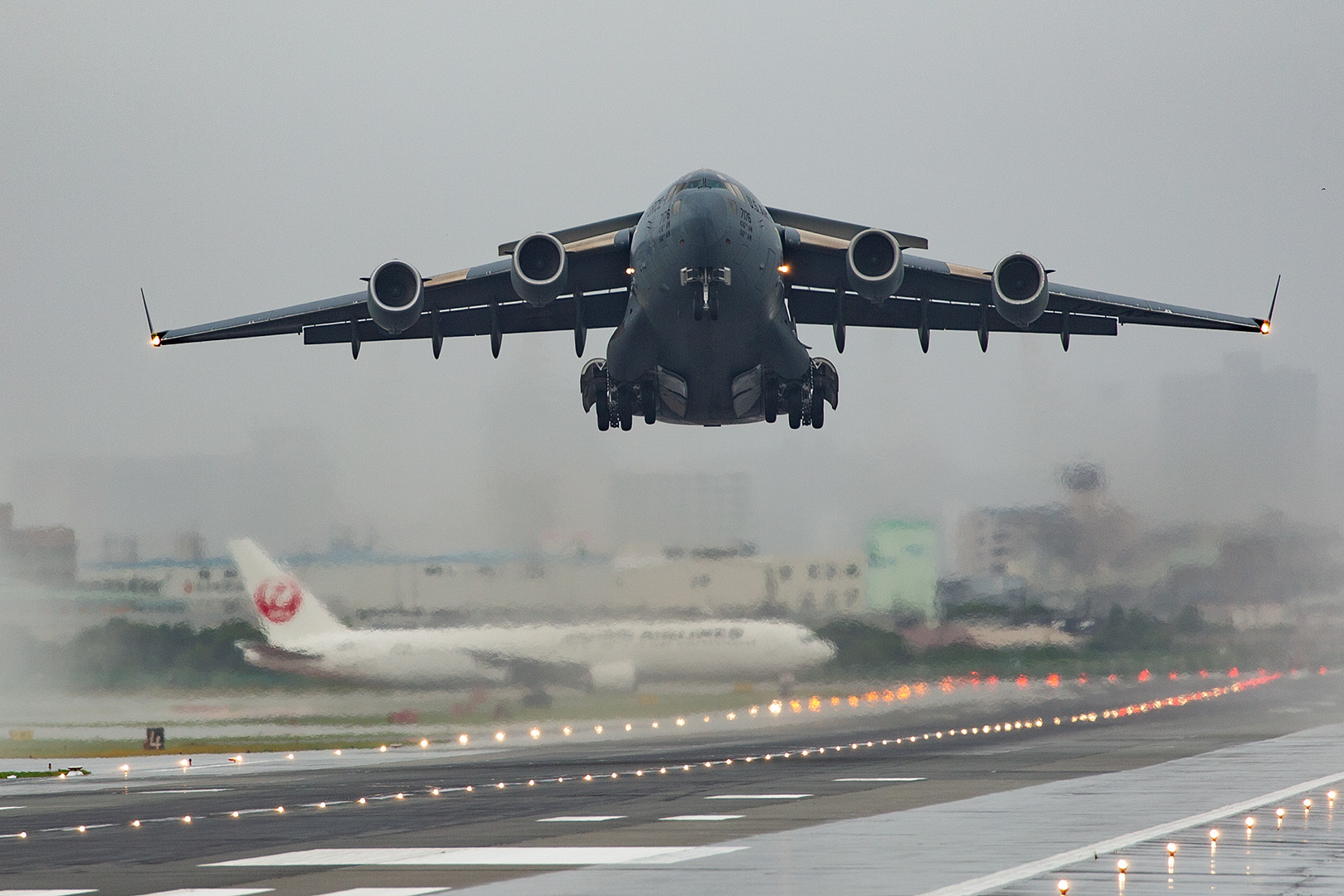 アメリカ空軍 C-17 グローブマスターIII （伊丹空港 千里川土手）_a0003166_01011492.jpg