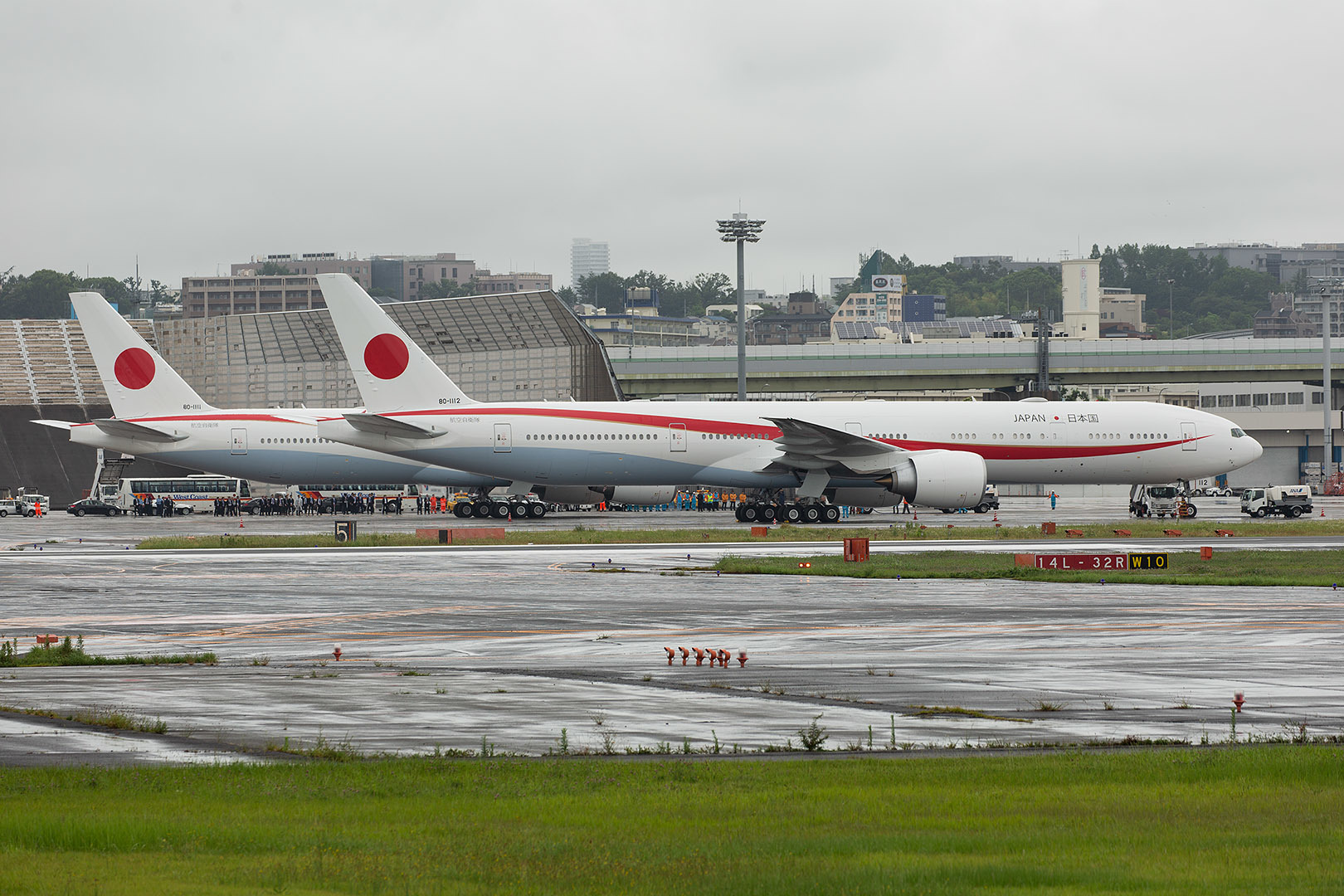 政府専用機 その１（伊丹空港 猪名川土手）_a0003166_01094834.jpg