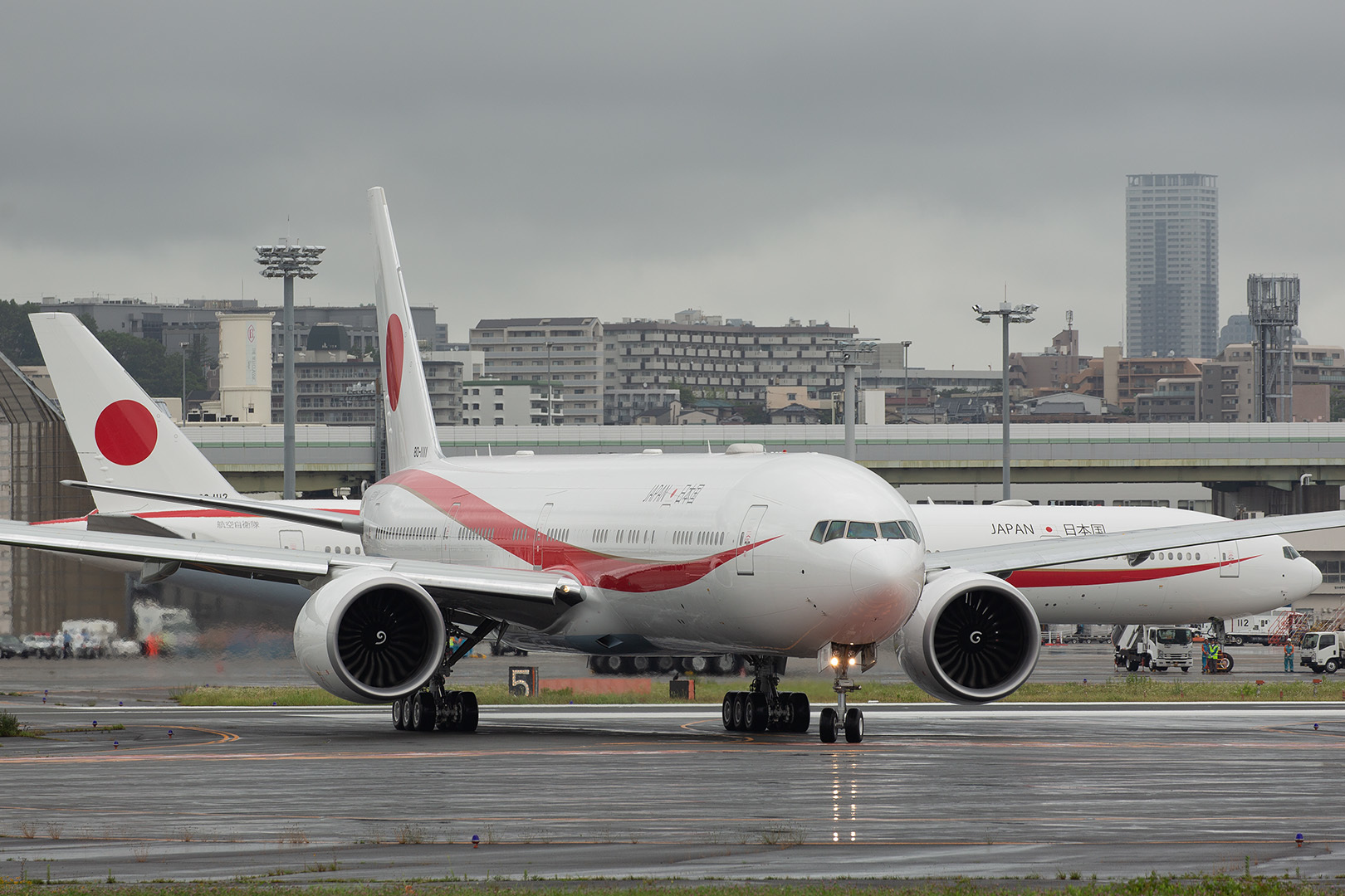 政府専用機 その２（伊丹空港 猪名川土手）_a0003166_01113350.jpg