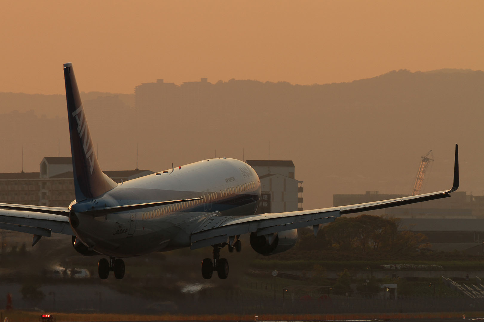 Ｂ７３７　（伊丹空港、千里川）_a0003166_011685.jpg
