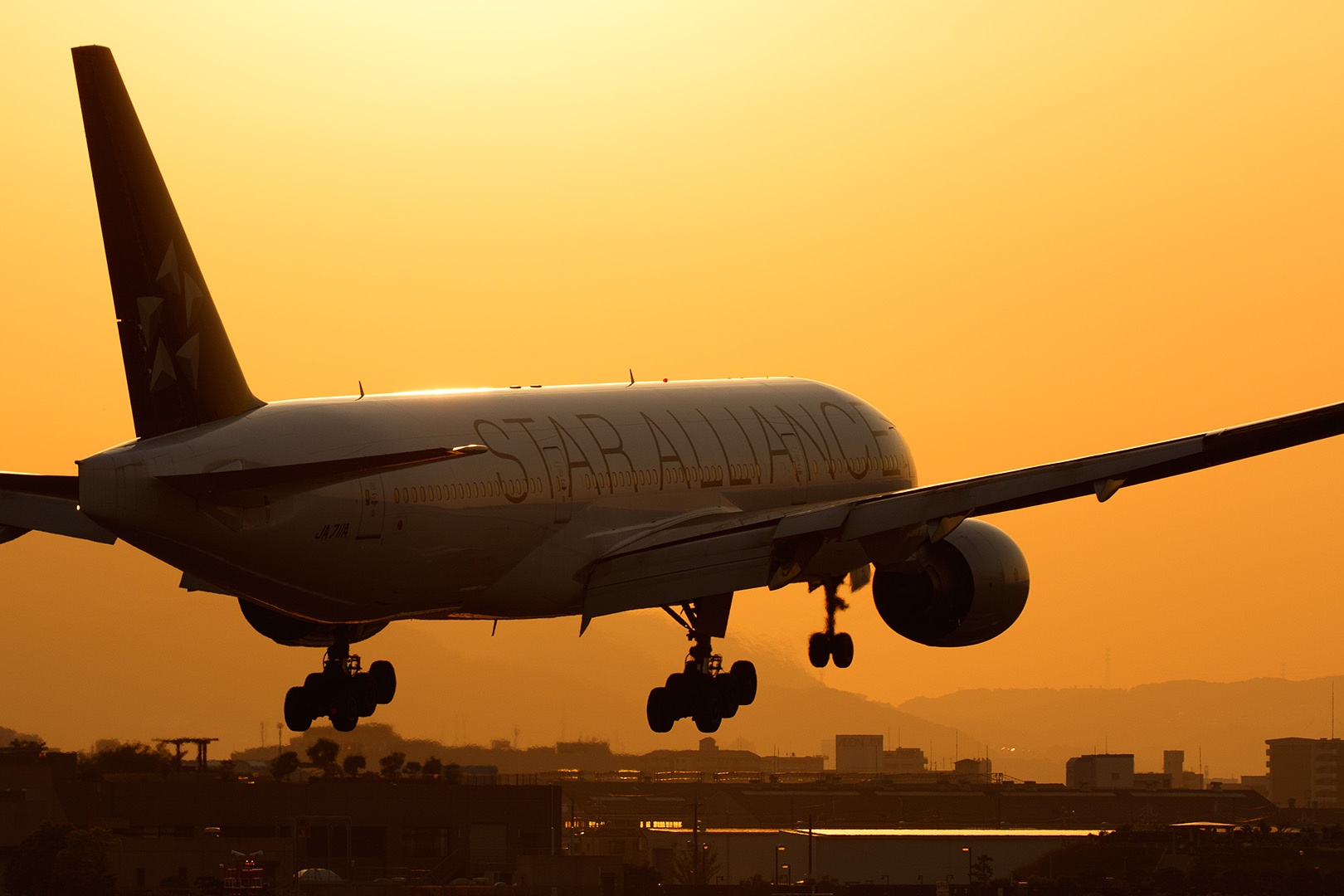 飛行機　夕焼け （伊丹空港 千里川）_a0003166_0185612.jpg