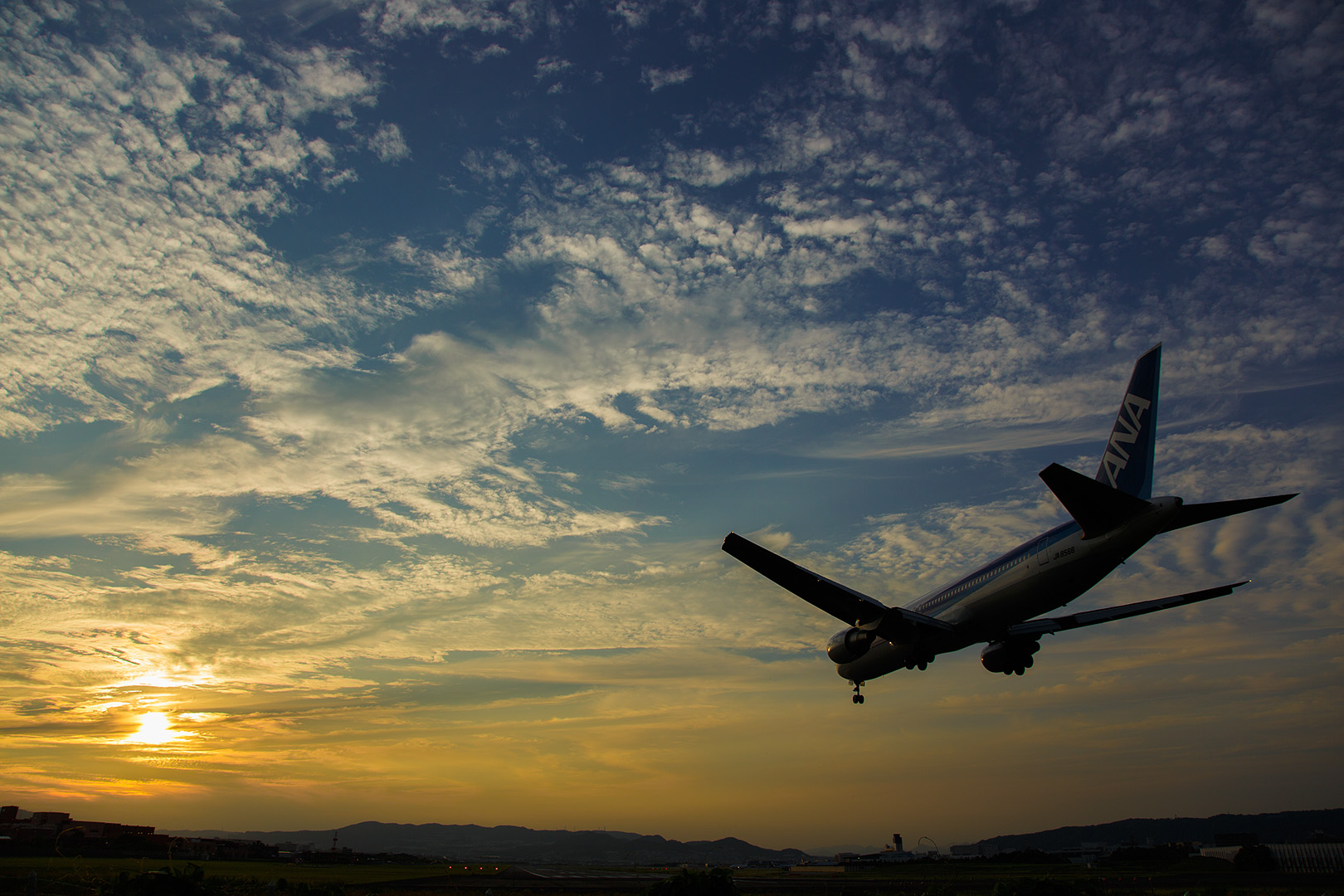 飛行機　夕焼け （伊丹空港 千里川）_a0003166_0193827.jpg