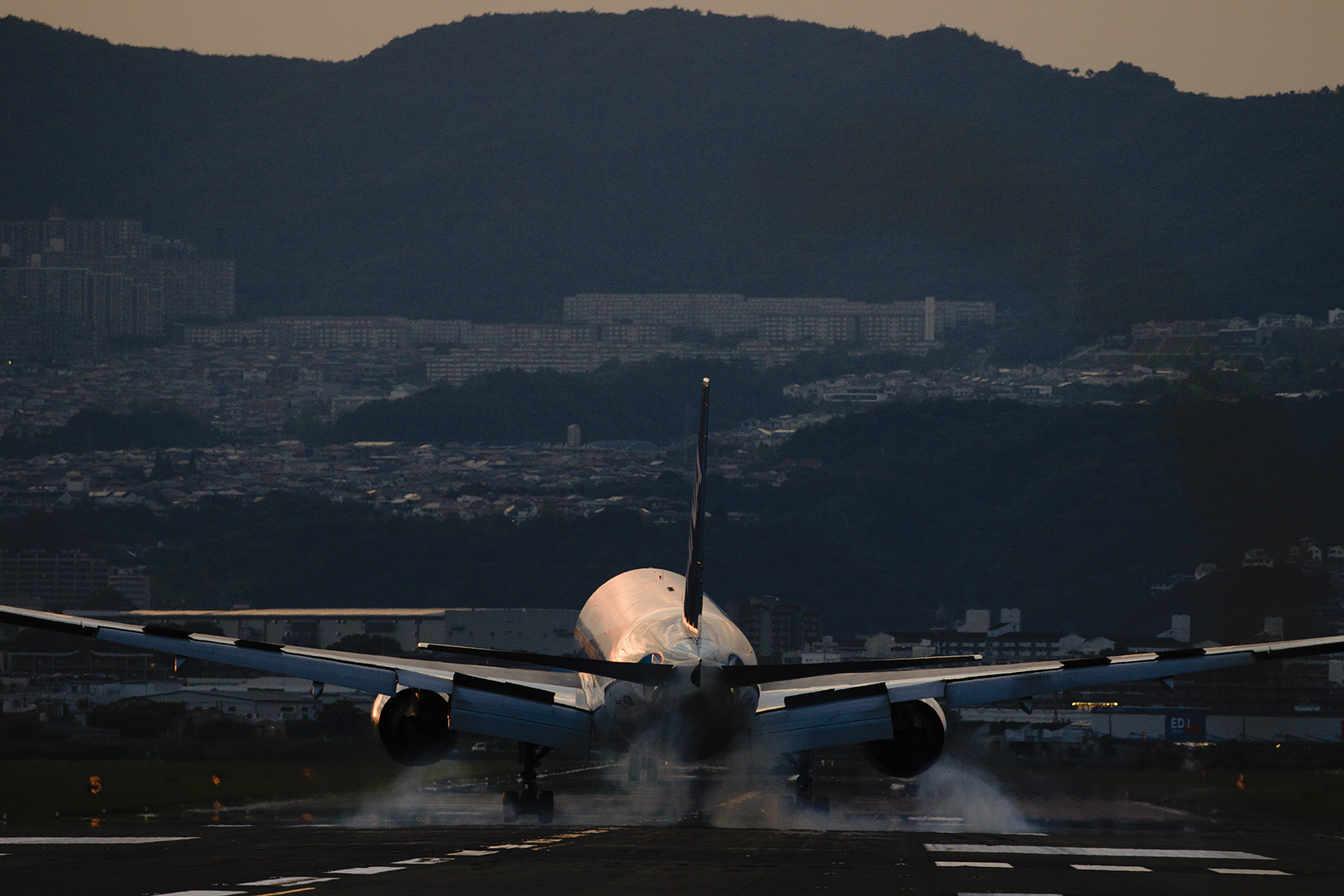 飛行機　夕焼け （伊丹空港 千里川）_a0003166_0194053.jpg