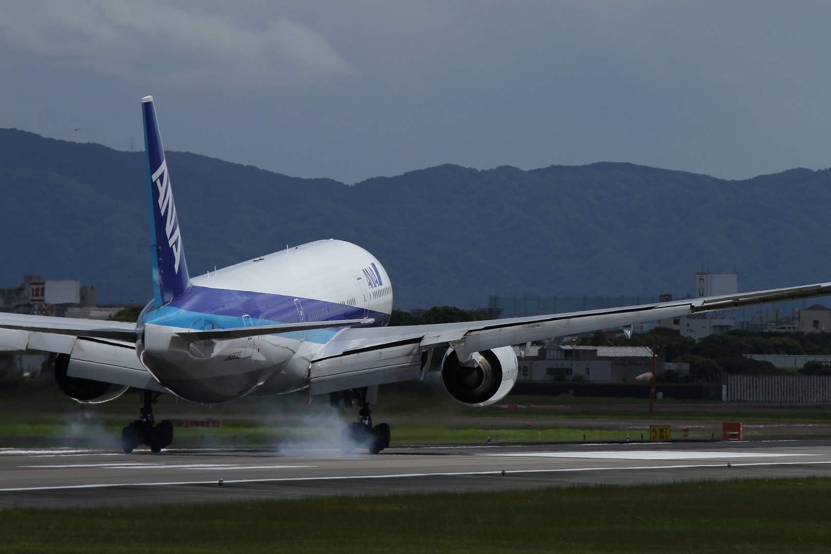 Ｂ７７７　（伊丹空港　猪名川堤防）_a0003166_0204451.jpg