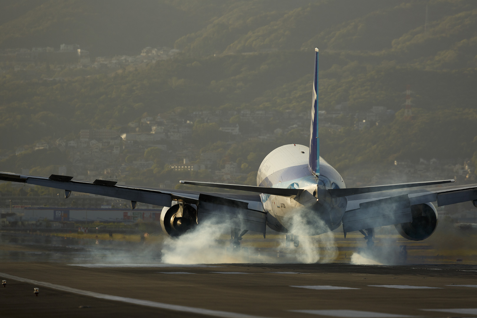 飛行機　夕焼け （伊丹空港 千里川）_a0003166_034460.jpg