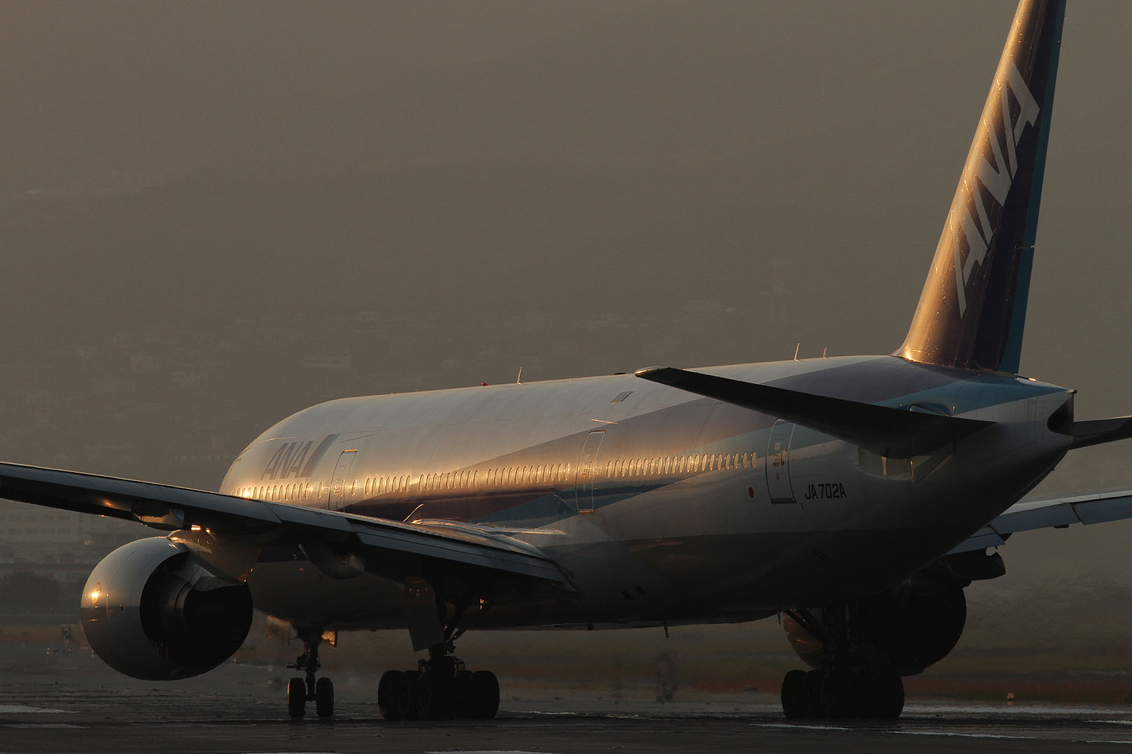 飛行機 （Ｂ７７７等　大阪空港、千里川）_a0003166_0354027.jpg