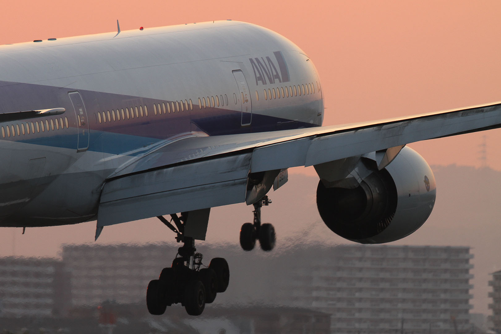 飛行機 （Ｂ７７７等　大阪空港、千里川）_a0003166_0362719.jpg