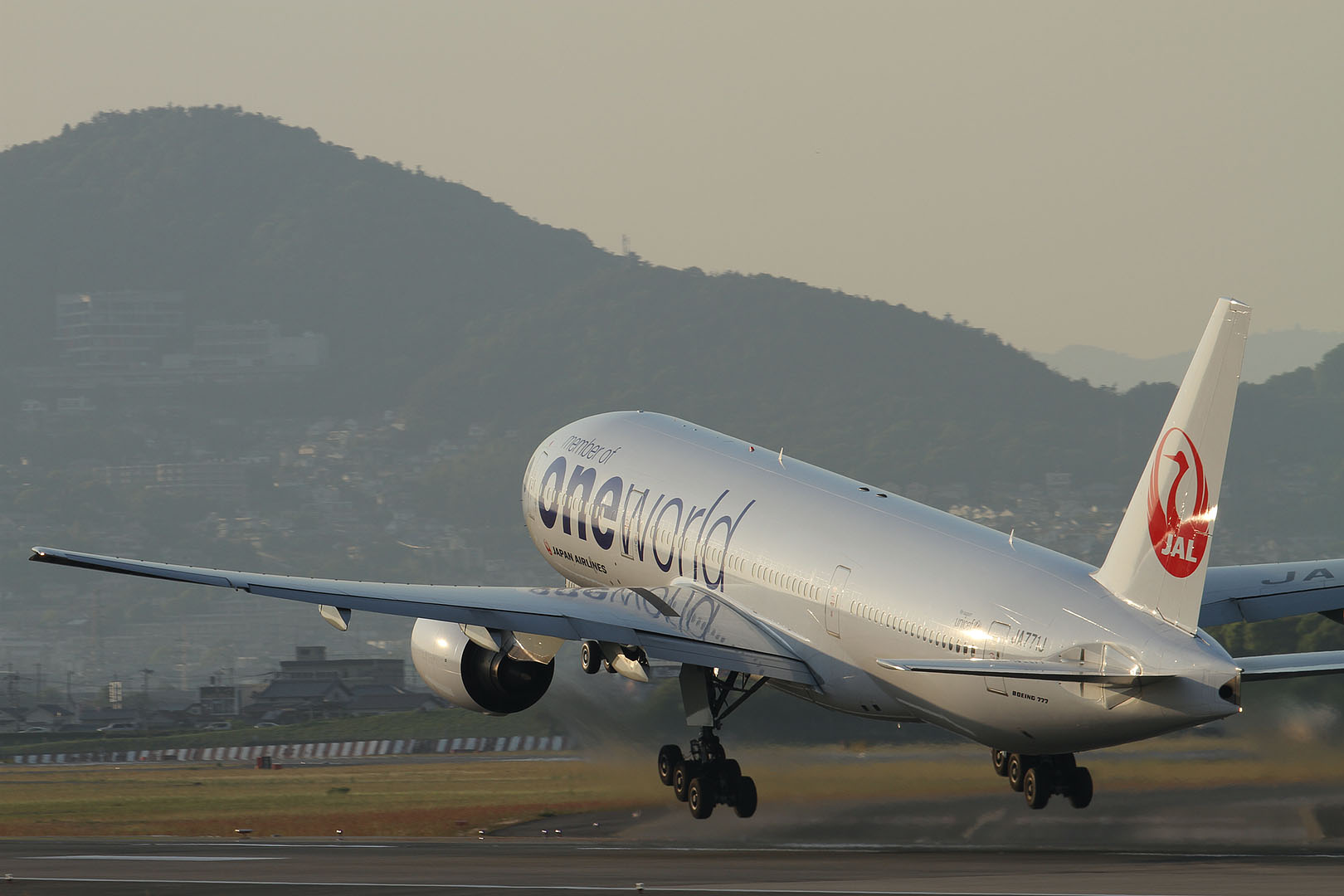 飛行機 （夕方、千里川、伊丹スカイパーク、Ｂ７７７）_a0003166_0374482.jpg