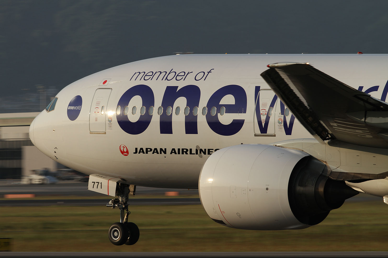 飛行機 （夕方、千里川、伊丹スカイパーク、Ｂ７７７）_a0003166_0374795.jpg