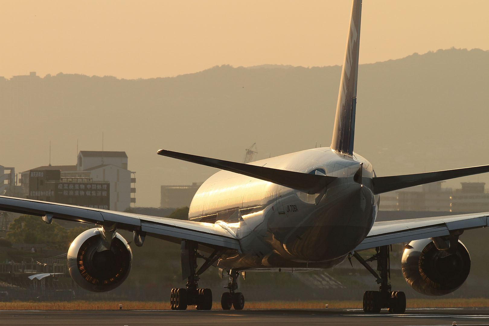飛行機 （夕方、千里川、伊丹スカイパーク、Ｂ７７７）_a0003166_0375163.jpg