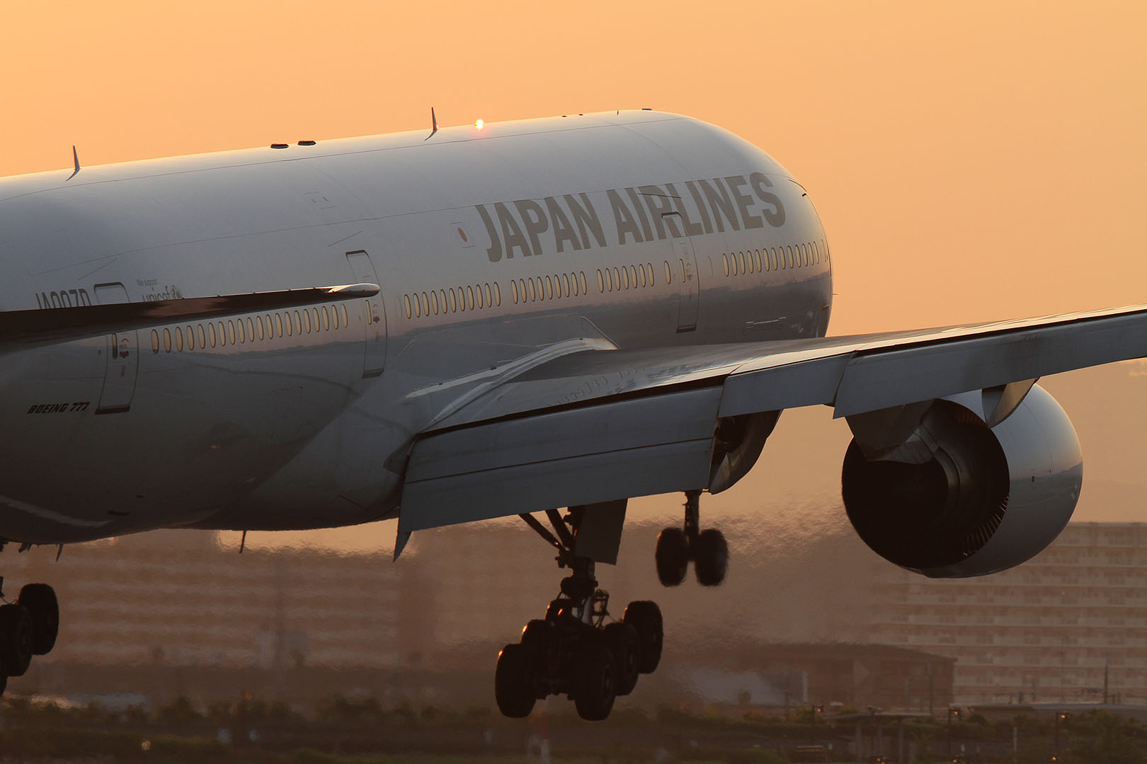 飛行機 （夕方、千里川、伊丹スカイパーク、Ｂ７７７）_a0003166_0375463.jpg
