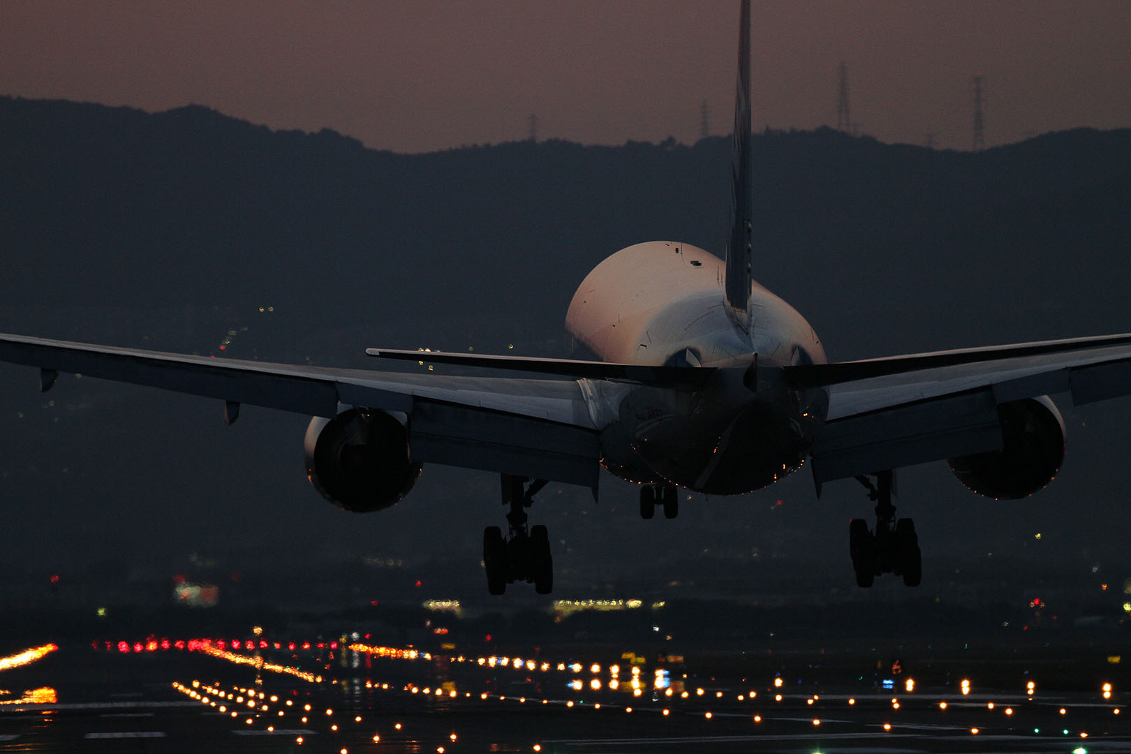 飛行機 （夕方、千里川、伊丹スカイパーク、Ｂ７７７）_a0003166_0375932.jpg