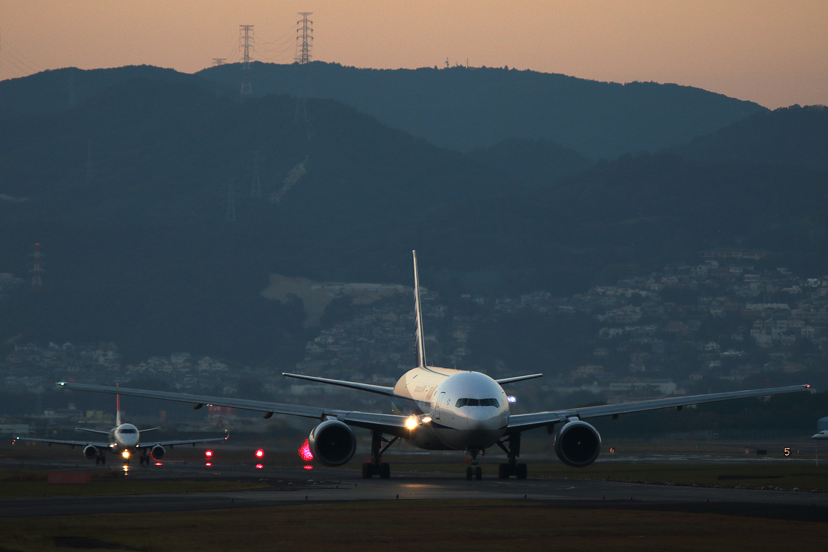 飛行機　夕焼け （伊丹空港 千里川）_a0003166_042699.jpg