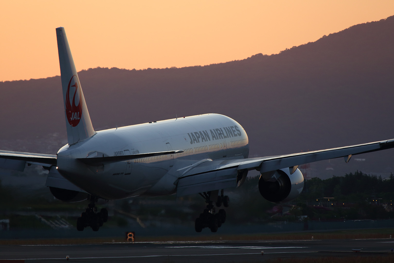 夕焼け （伊丹空港、千里川、５月３日）_a0003166_0431955.jpg