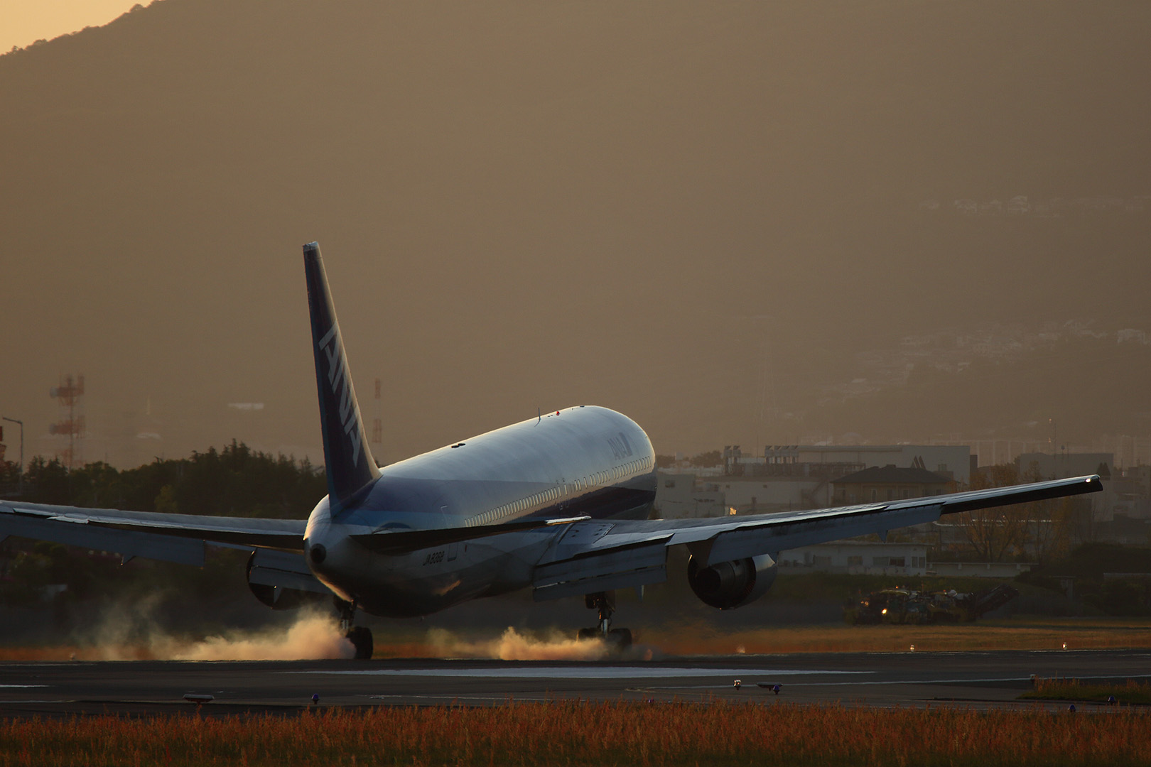 夕焼け （伊丹空港、千里川、５月３日）_a0003166_0432360.jpg