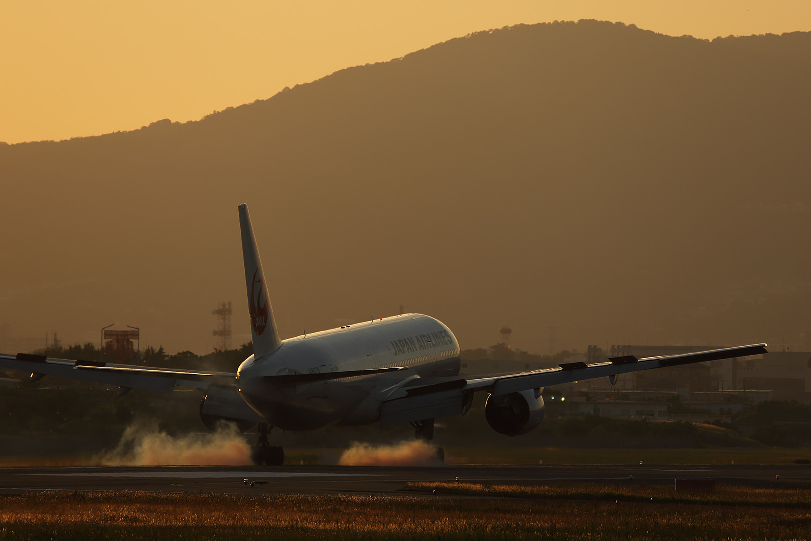 飛行機 夕焼け　（伊丹空港 千里川 5/31）_a0003166_043395.jpg