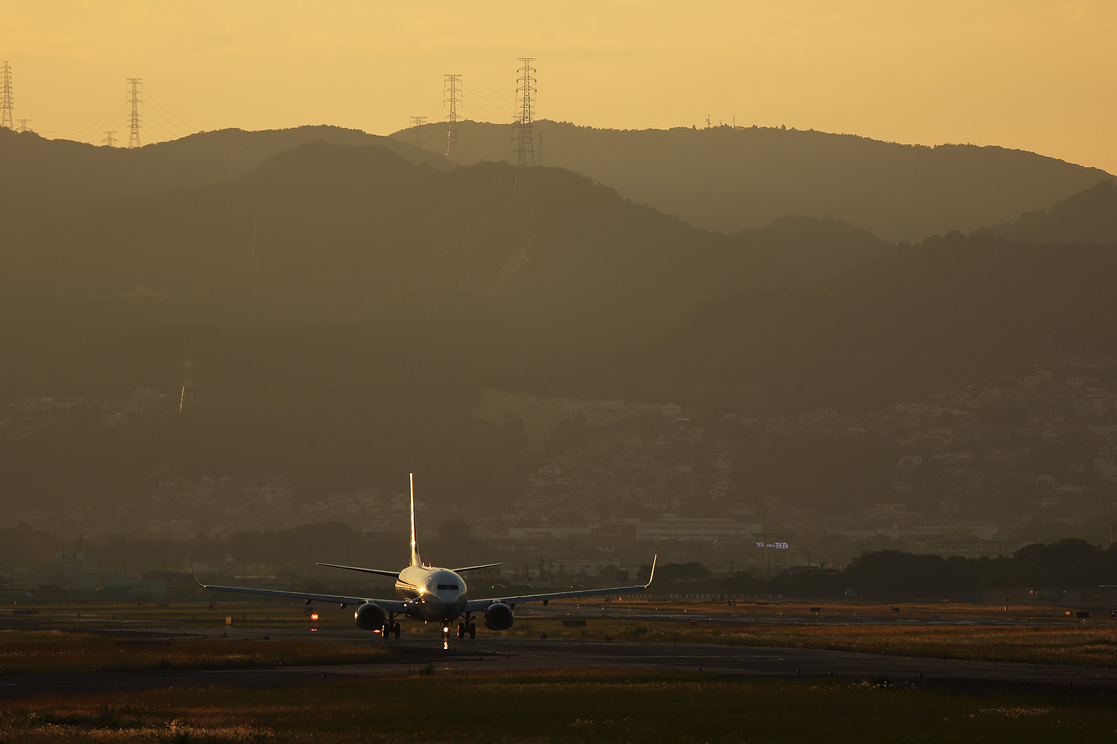 飛行機 夕焼け　（伊丹空港 千里川 5/31）_a0003166_0433988.jpg
