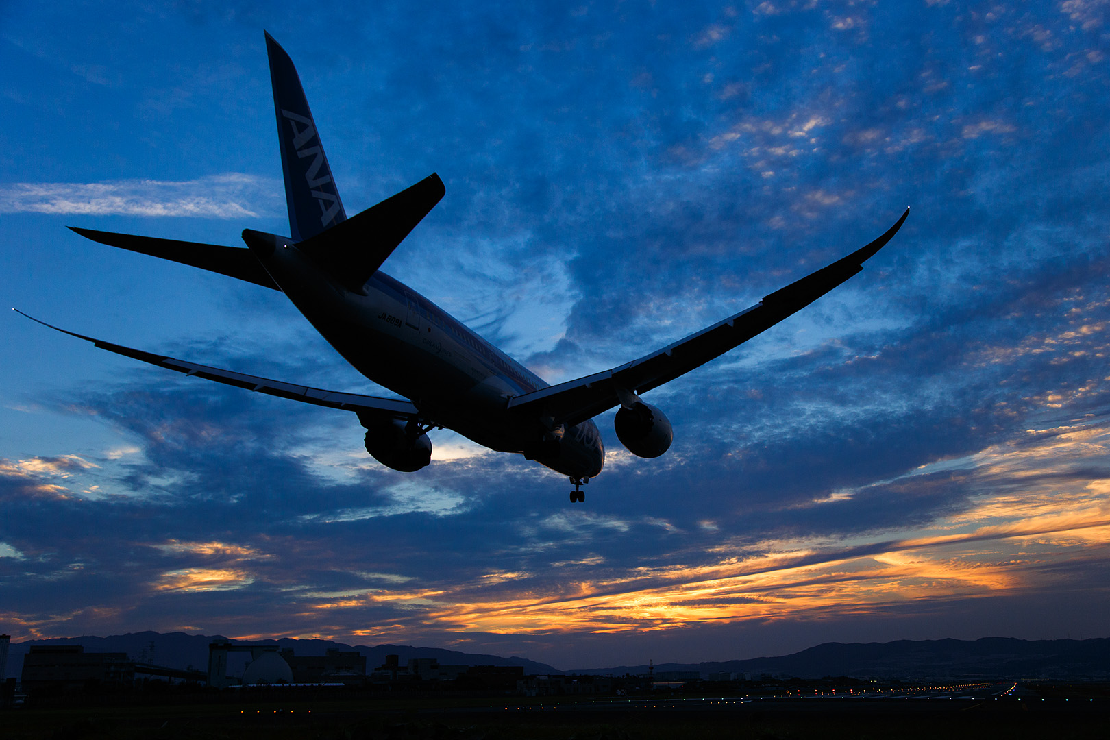 飛行機　夕焼け （伊丹空港 千里川）_a0003166_0465182.jpg