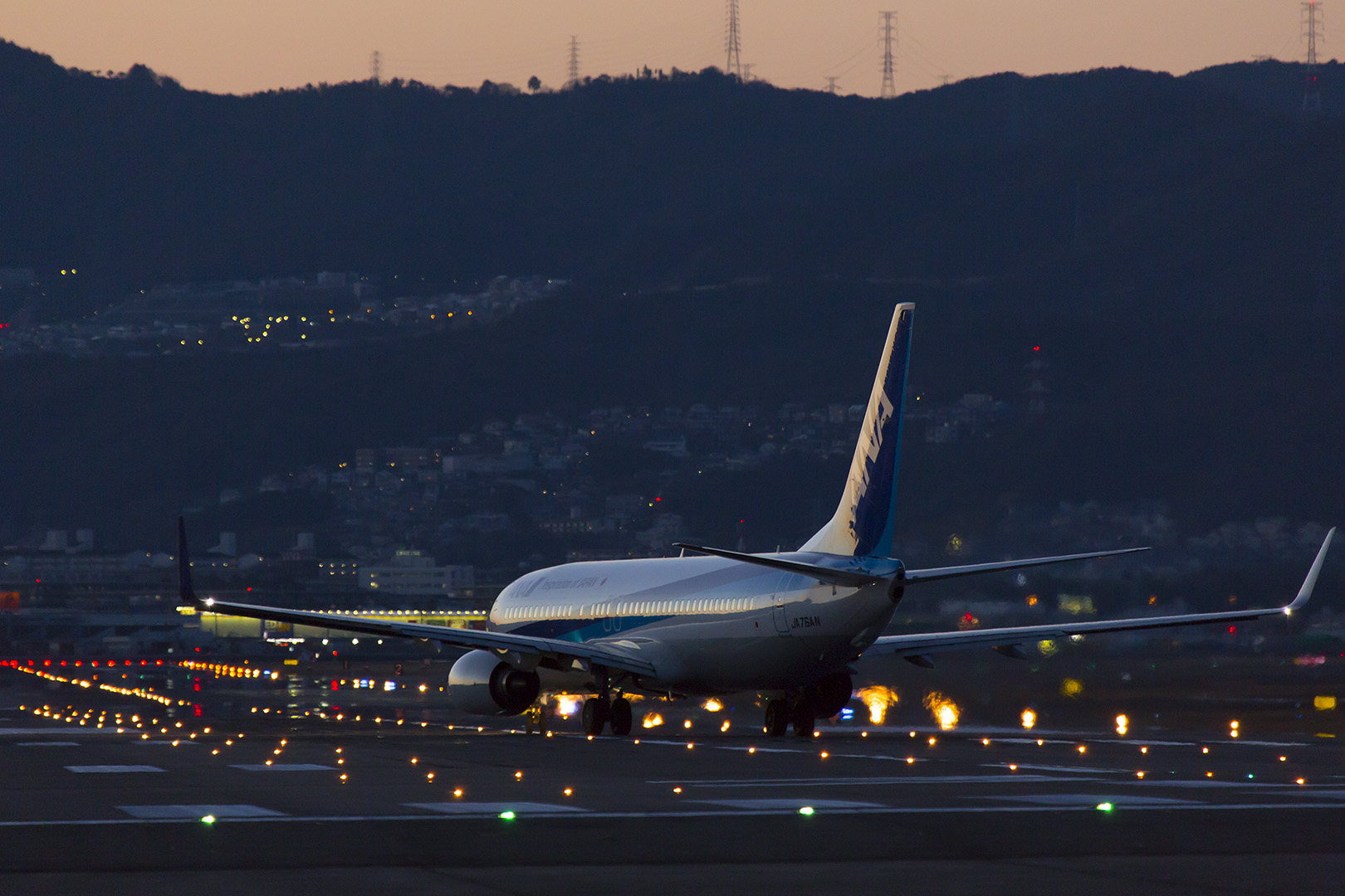 飛行機　夕焼け （伊丹空港 千里川）_a0003166_0532767.jpg