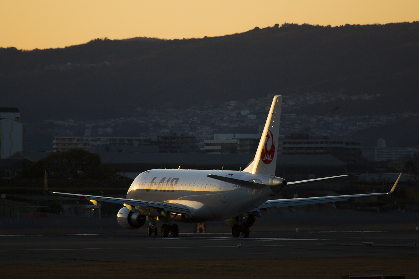 飛行機　夕焼け （伊丹空港 千里川）_a0003166_0533889.jpg