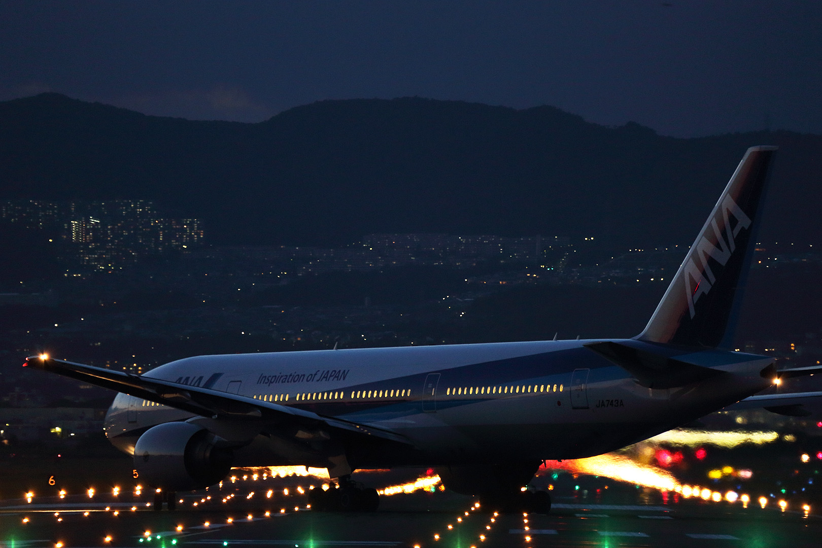 飛行機 夕暮れ　（伊丹空港、千里川）_a0003166_0544515.jpg