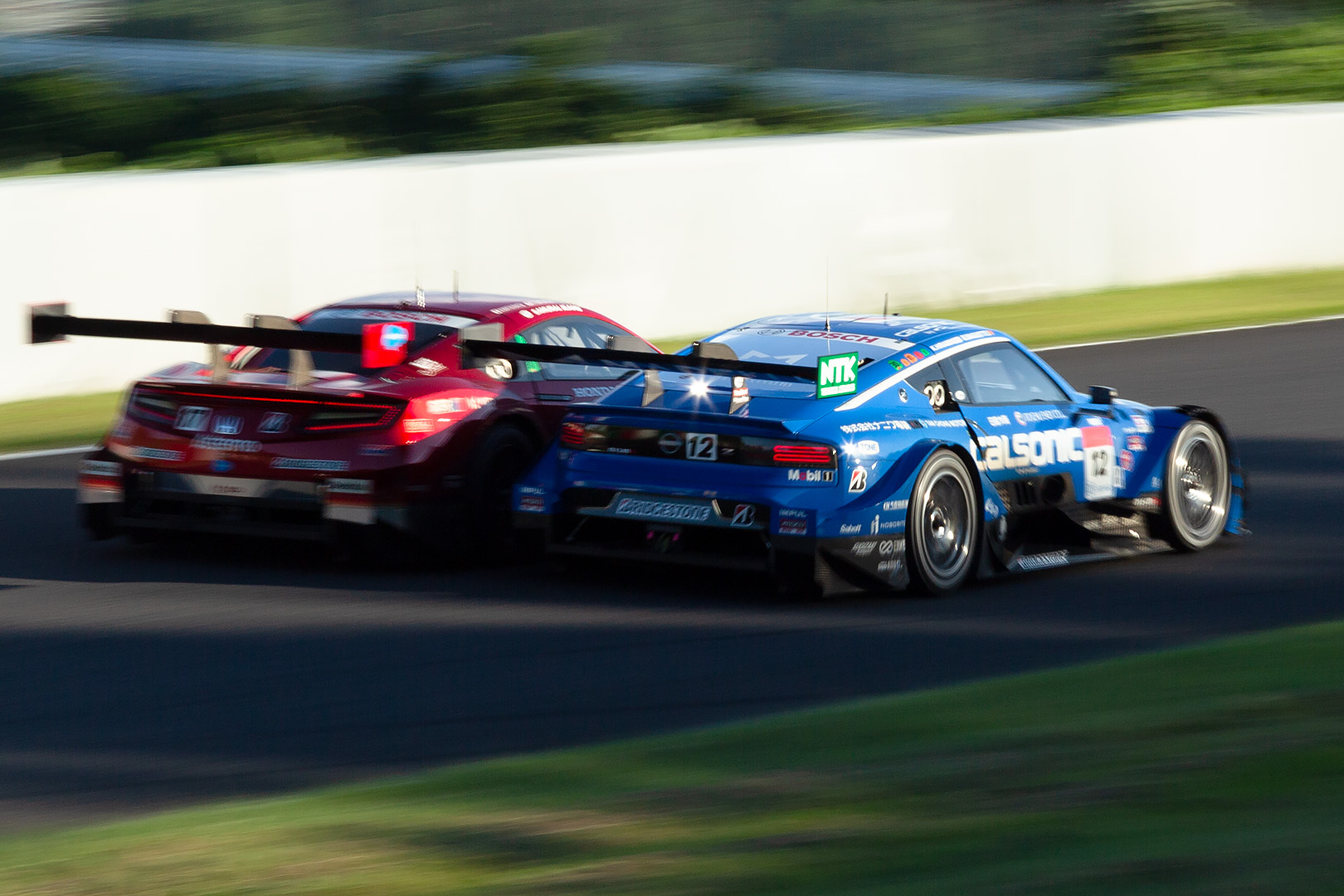カルソニック IMPUL Z 平峯が、Astemo NSX-GT 塚越を抜くところ（スーパーGT第5戦鈴鹿）_a0003166_09163962.jpg