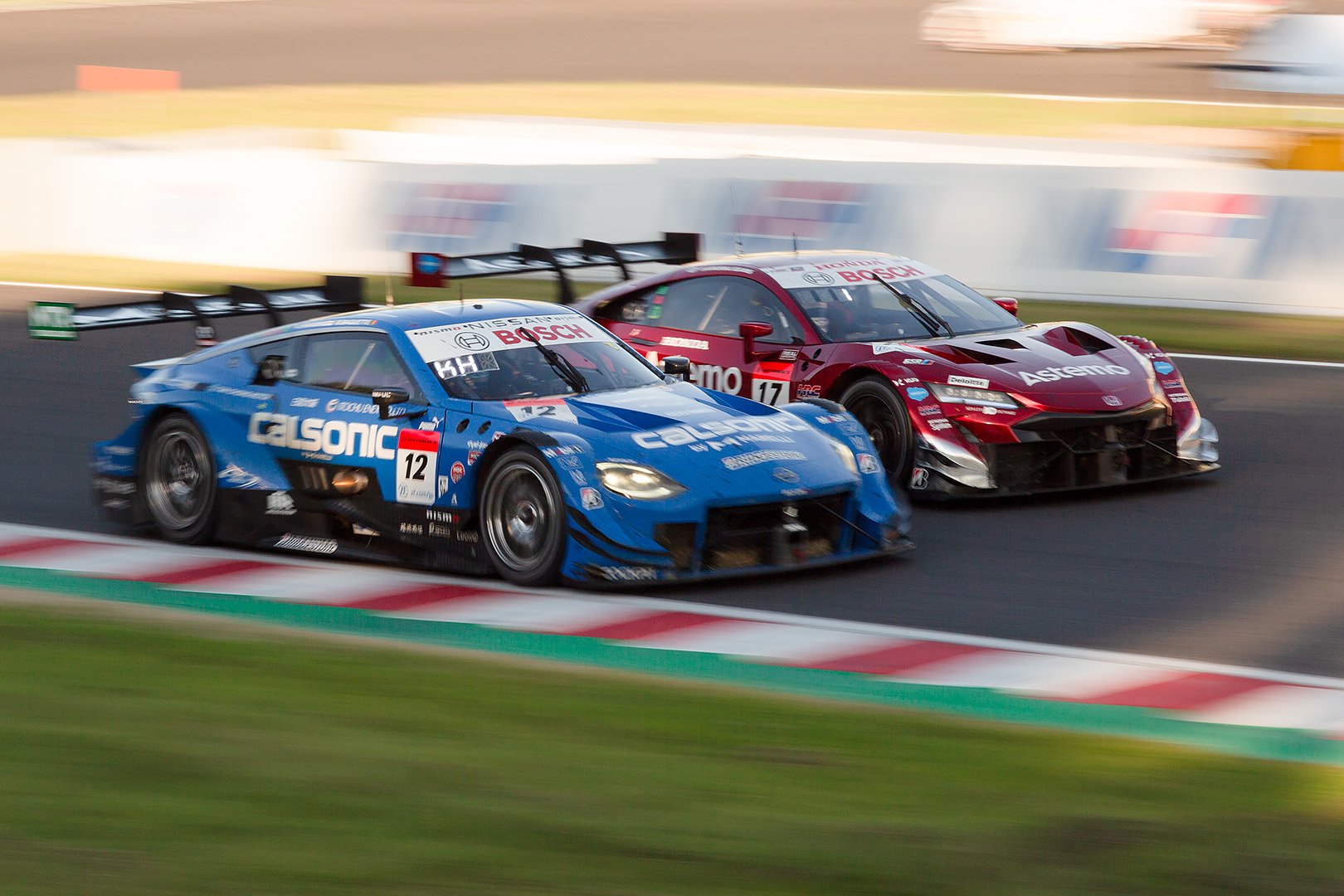 カルソニック IMPUL Z 平峯が、Astemo NSX-GT 塚越を抜くところ（スーパーGT第5戦鈴鹿）_a0003166_10274883.jpg