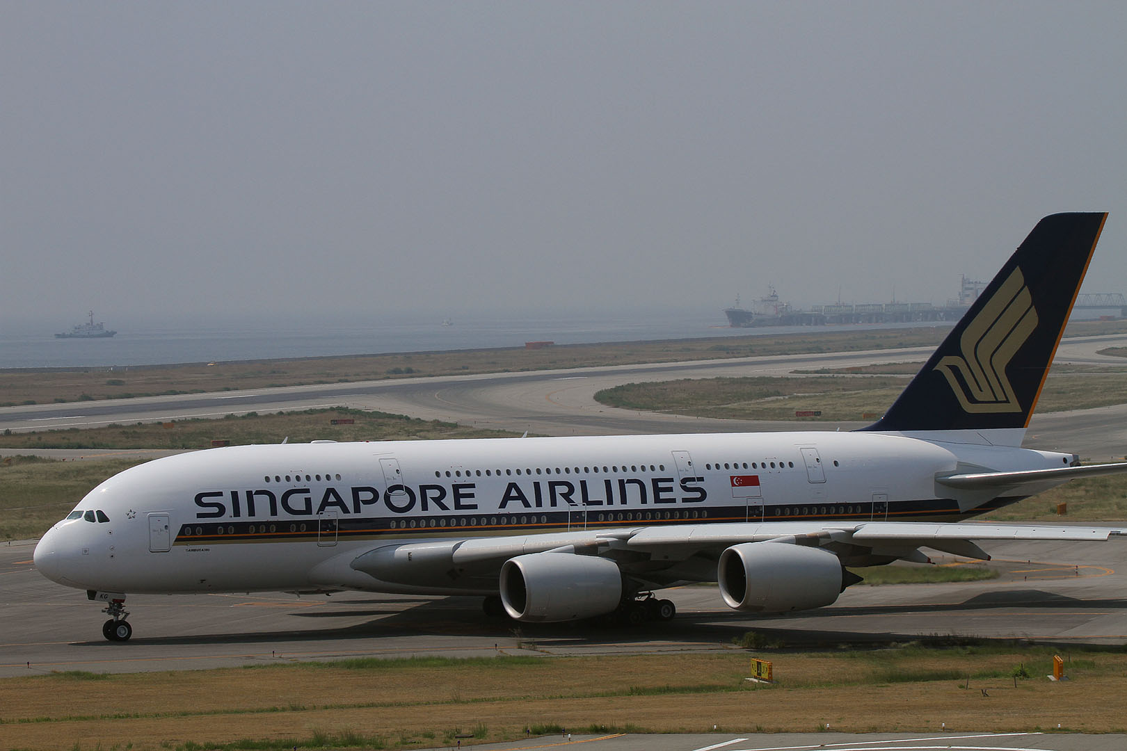 エアバスA380　（関空）_a0003166_10585542.jpg