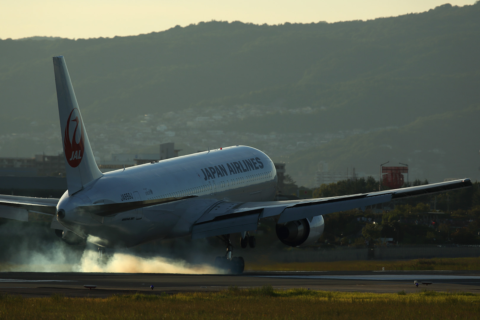 飛行機 （伊丹空港、千里川）_a0003166_11314198.jpg