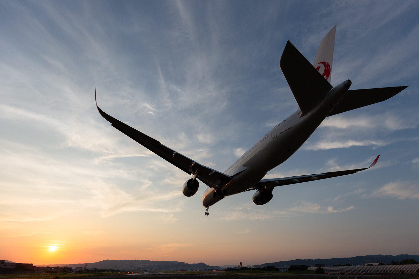 飛行機 夕焼け Ａ３５０、Ｂ７８７（千里川 伊丹空港 大阪空港）_a0003166_11464225.jpg