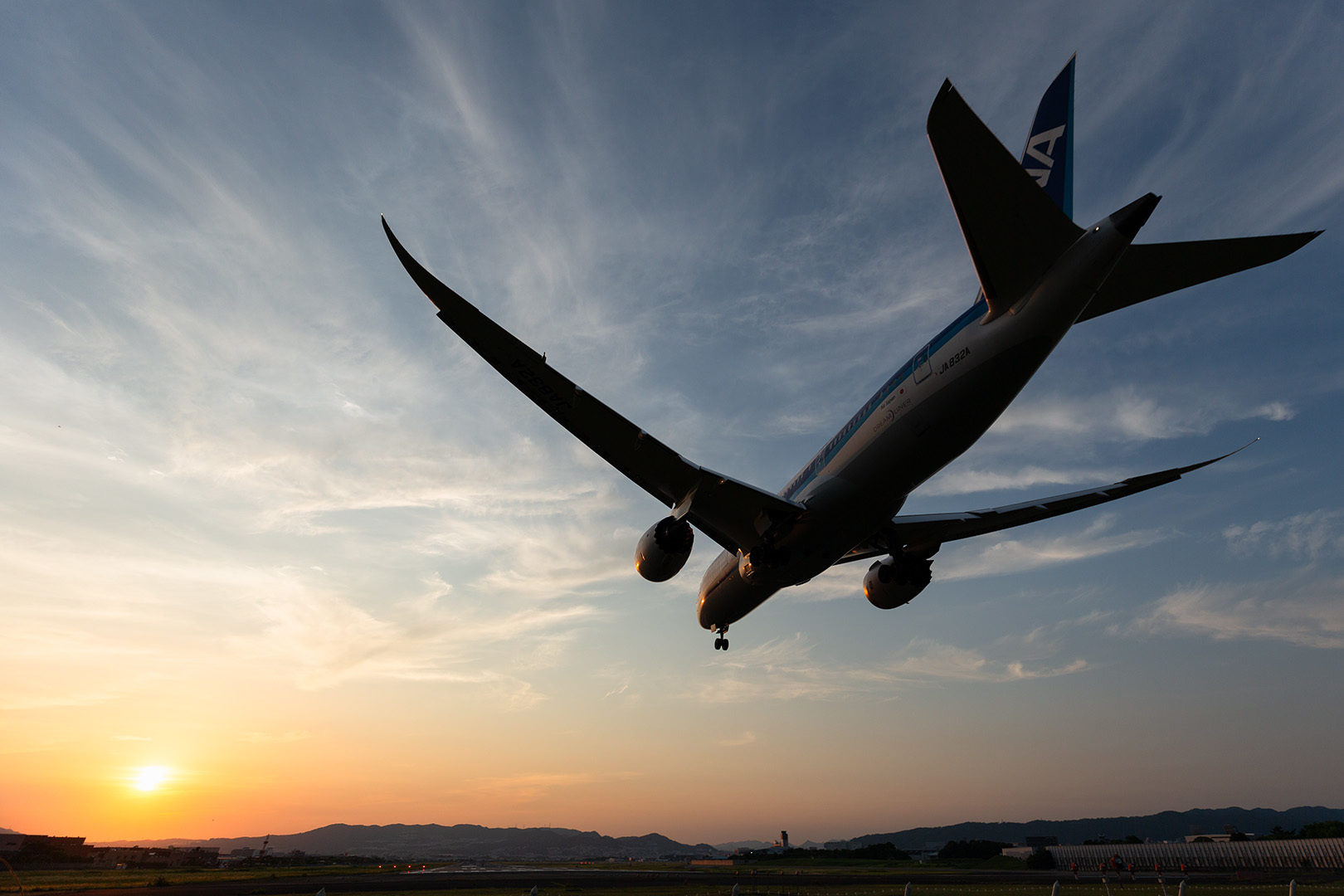 飛行機 夕焼け Ａ３５０、Ｂ７８７（千里川 伊丹空港 大阪空港）_a0003166_11464782.jpg