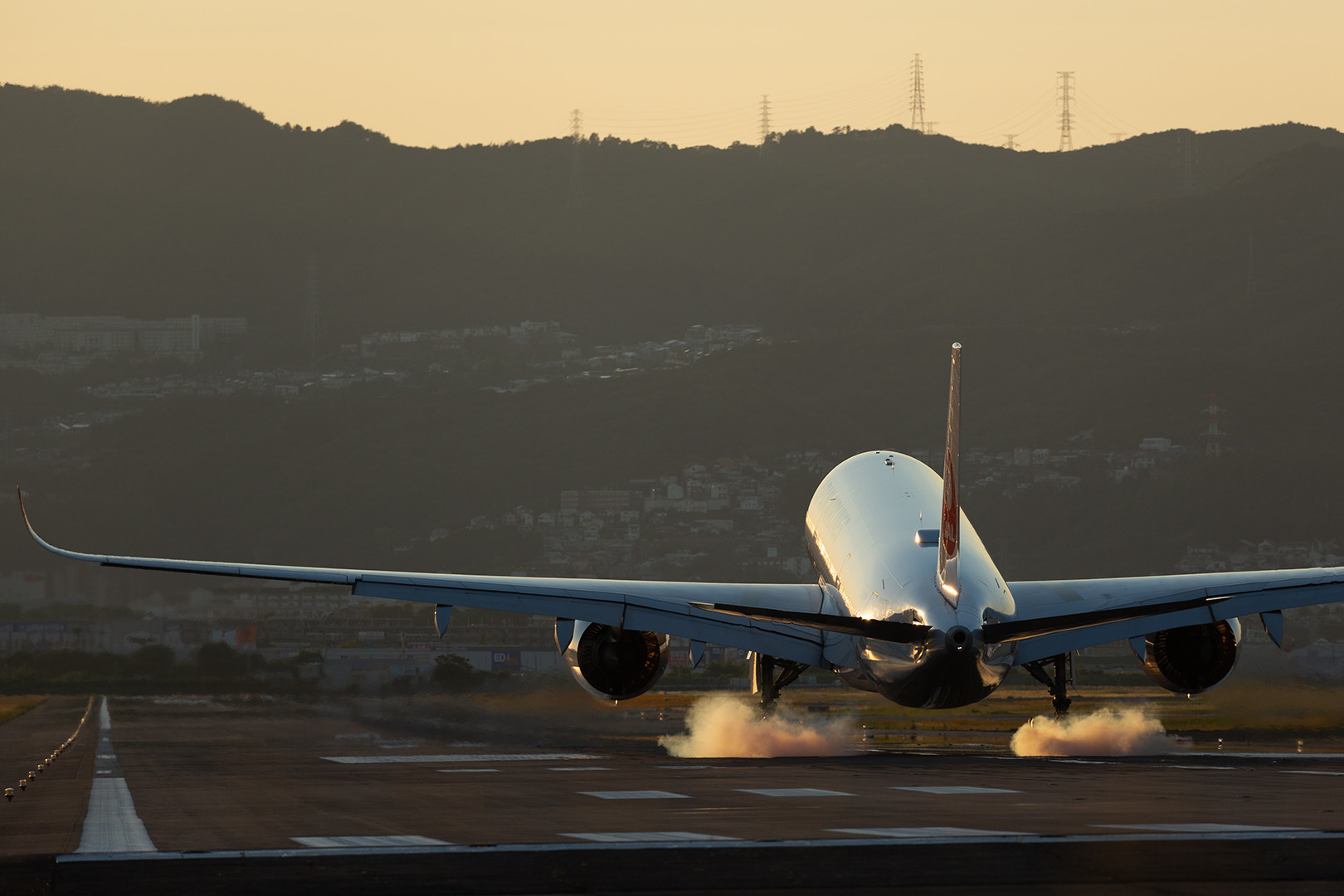 飛行機 Ａ３５０ 着陸 夕焼け（大阪空港 伊丹空港 千里川）_a0003166_11584753.jpg