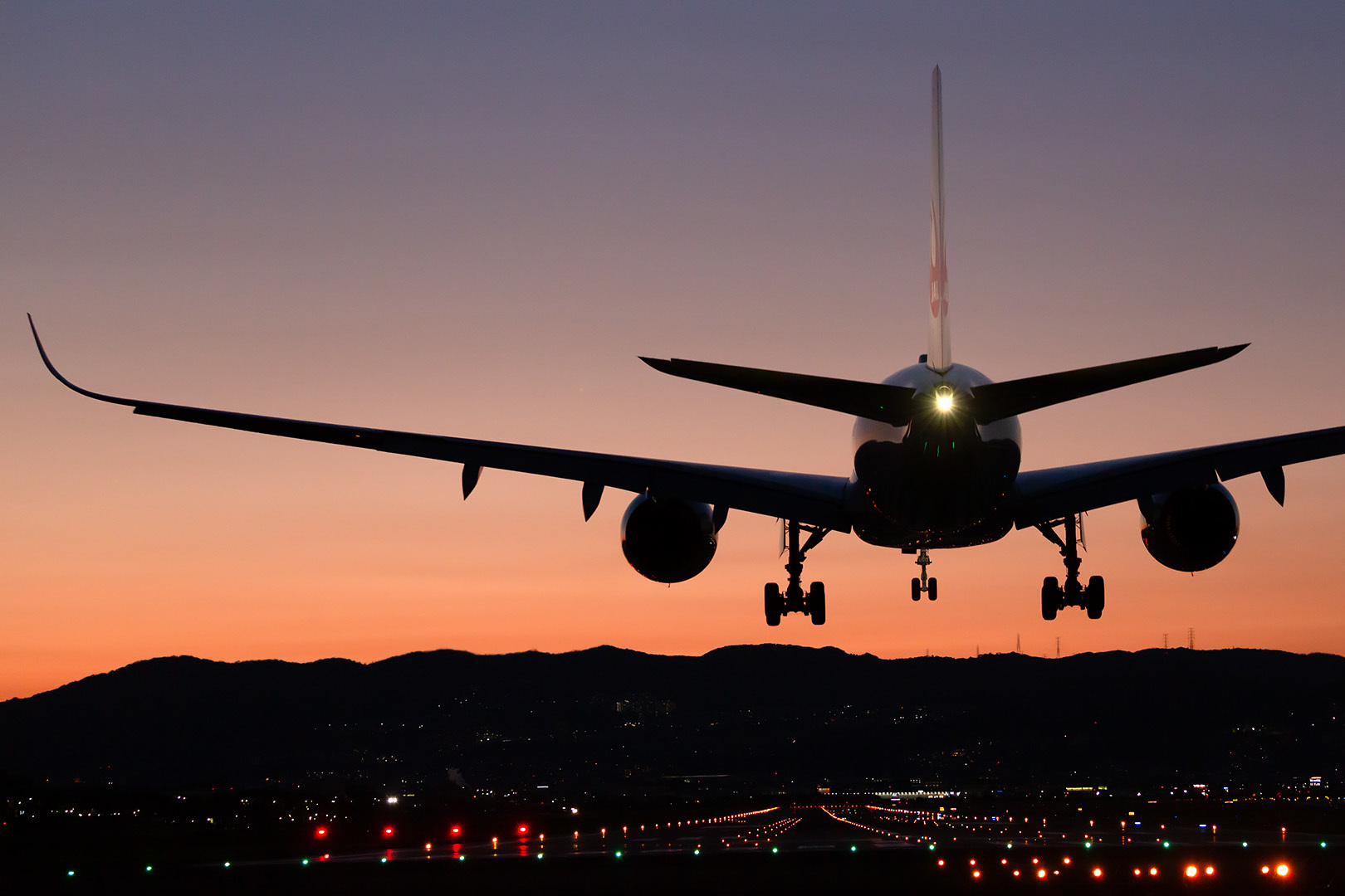 飛行機 Ａ３５０ 着陸 夕焼け（大阪空港 伊丹空港 千里川）_a0003166_12012890.jpg