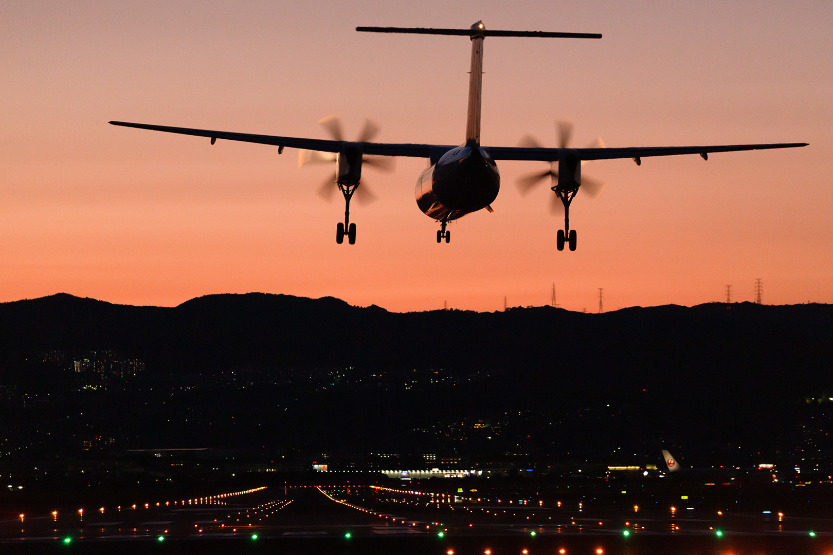 飛行機 DHC-8 着陸 夕焼け（大阪空港 伊丹空港 千里川）_a0003166_12052355.jpg