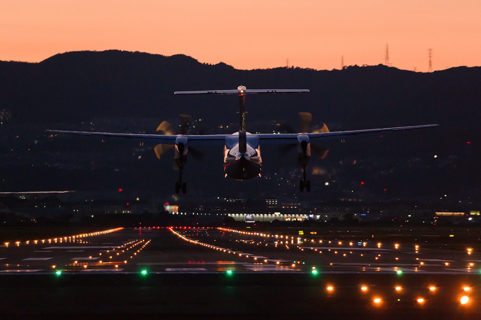飛行機 DHC-8 着陸 夕焼け（大阪空港 伊丹空港 千里川）_a0003166_12052580.jpg