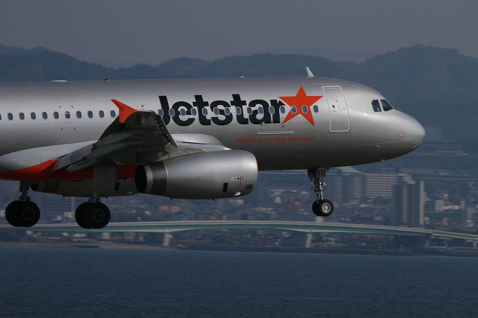 飛行機 （関空、展望ホール、Ａ３２０）_a0003166_1213764.jpg