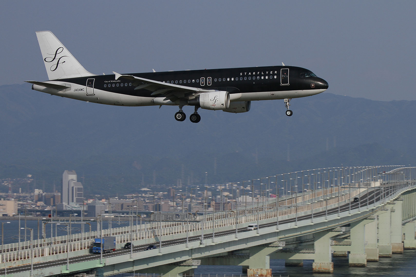 飛行機 （関空、展望ホール、Ａ３２０）_a0003166_1213946.jpg