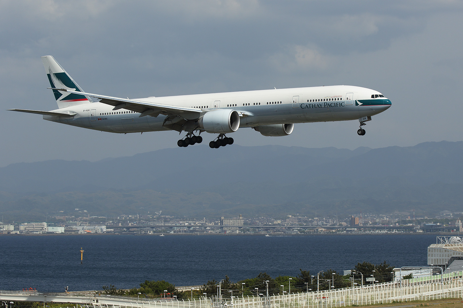 飛行機　（関空　５／６）_a0003166_12283788.jpg