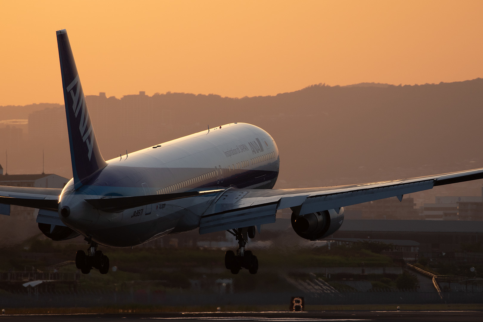 飛行機 夕焼け（伊丹空港 千里川）_a0003166_12530541.jpg
