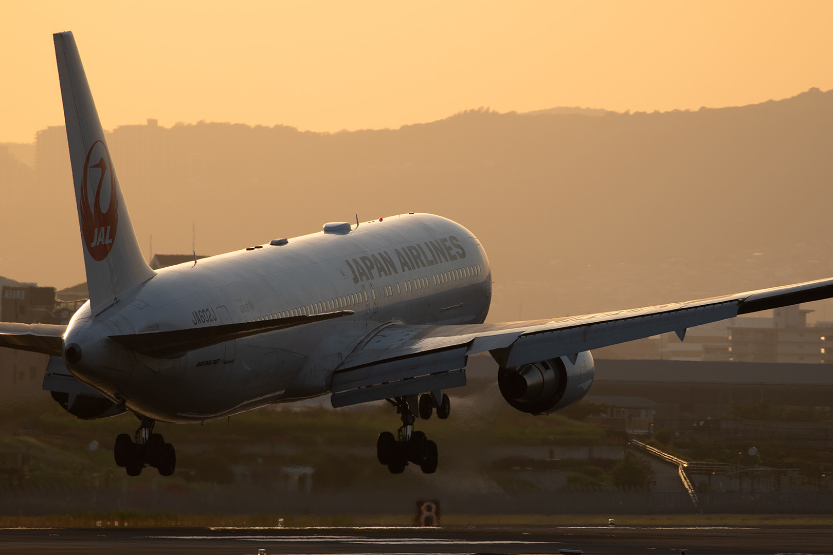 飛行機 夕焼け（伊丹空港 千里川）_a0003166_12534600.jpg